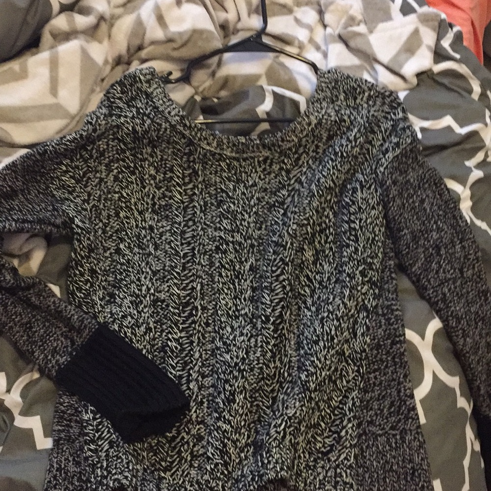 AE black and white sweater